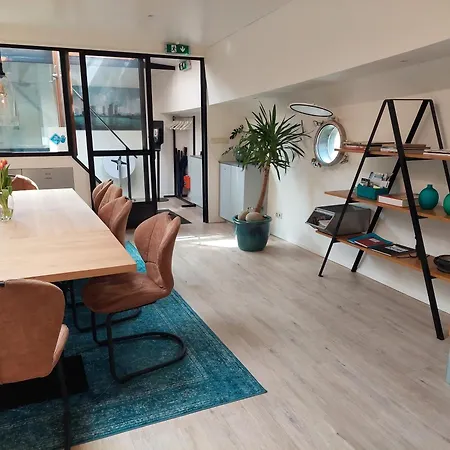 Boat On Water Hele Schip 4 بوتيل