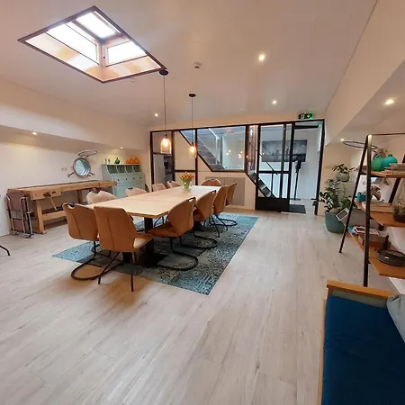 Botel Boat On Water Hele Schip 4