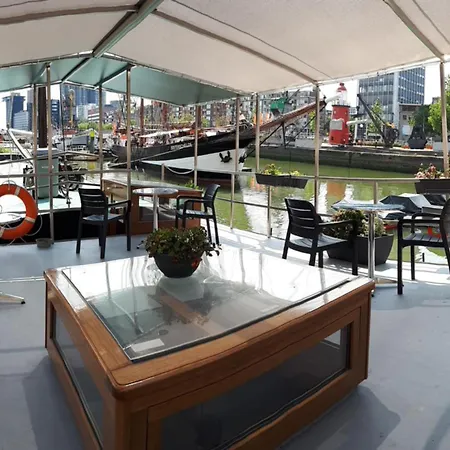 Boat On Water Hele Schip 4