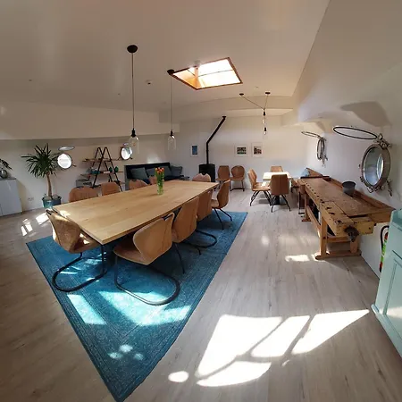 Boat On Water Hele Schip 4 보트호텔 *