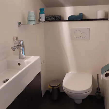 Boat On Water Hele Schip 4 보트호텔 *