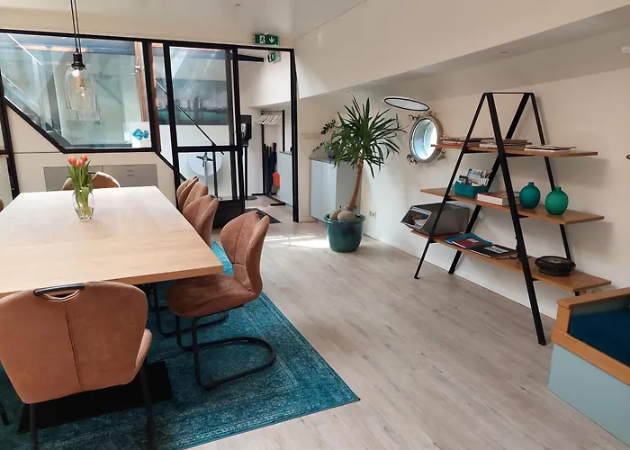 Boat On Water Hele Schip 4 Botel