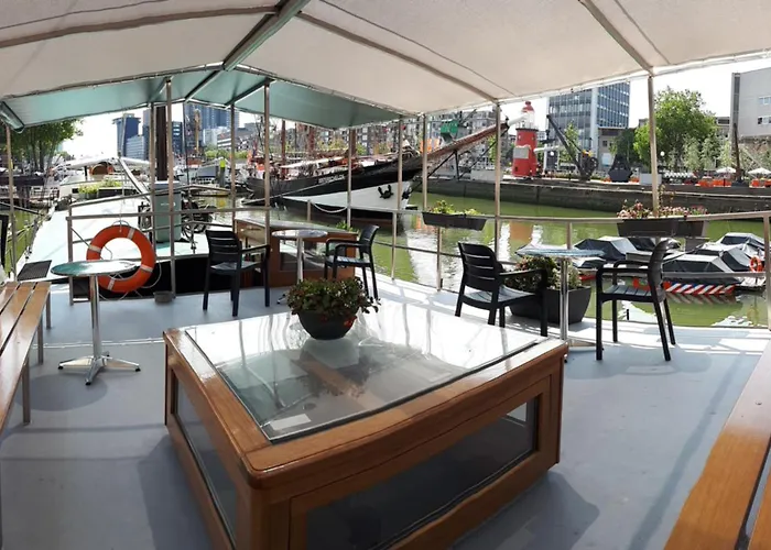 Boat On Water Hele Schip 4