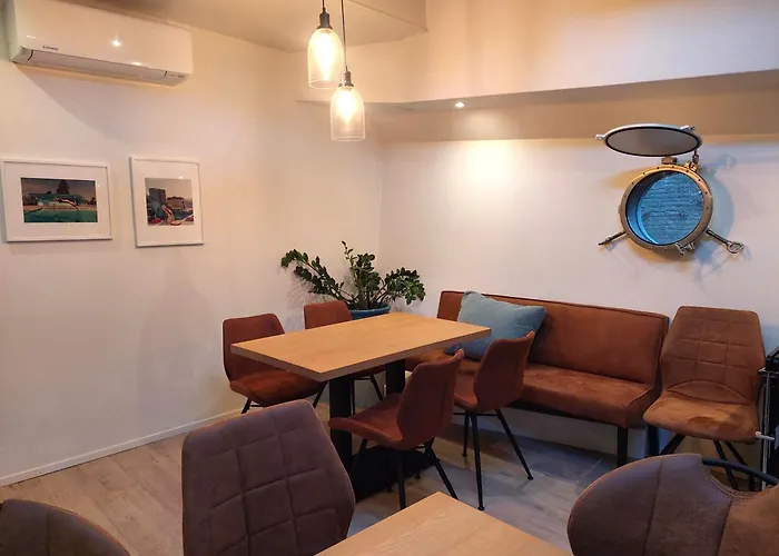 Boat On Water Hele Schip 4 보트호텔